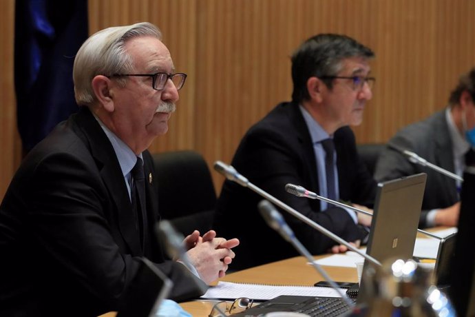 El presidente de la Comisión para la Reconstrucción Social y Económica del Congreso, Patxi López (d), junto al representante de la Organización Médica Colegial, Serafín Romero