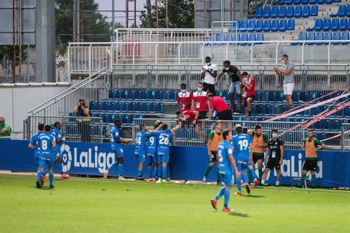 Los jugadores del CF Fuenlabrada celebran una victoria en LaLiga SmartBank 2019-2020