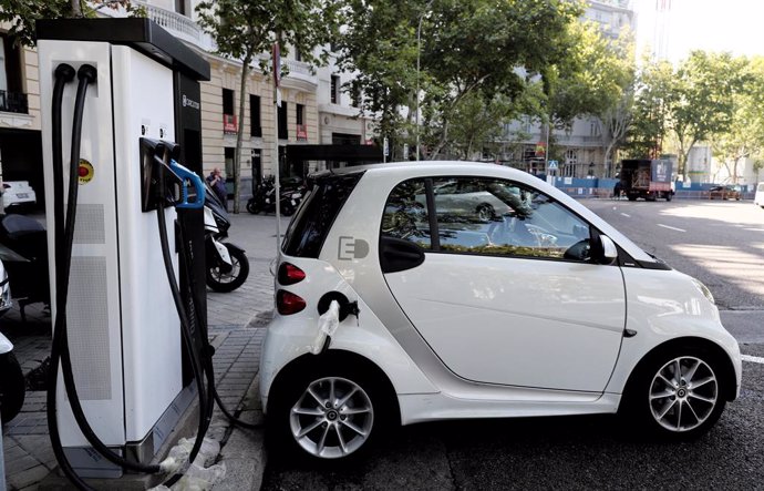 Un coche se carga en un punto de recarga de batería en Madrid.