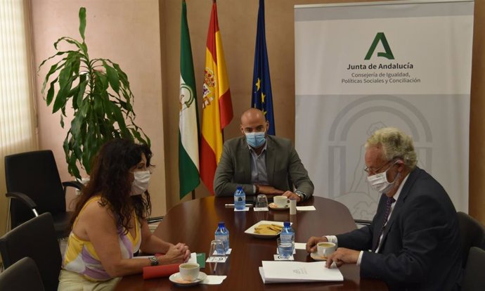 Imagen de este miércoles del encuentro celebrado entre la consejera de Igualdad, Rocío Ruiz, y el Defensor del Pueblo andaluz, Jesús Maeztu.