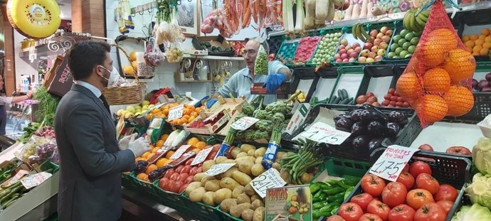 Beltrán Pérez en un mercado
