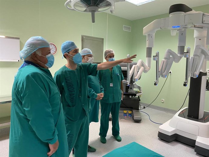 El consejero de Salud y Familias, Jesús Aguirre, ha visitado el robot  Da Vinci en el Hospital Virgen de la Victoria
