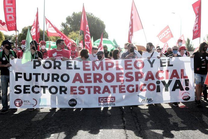 Decenas de personas sostienen una pancarta como signo de protesta durante una manifestación de los empleados de Airbus en Getafe, Madrid (España), a 23 de julio de 2020.  