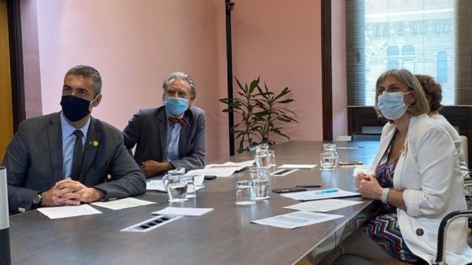 El conseller d'Acció Exterior, Bernat Solé, i la consellera de Salut, Alba Vergés, en una reunió telemtica amb els cnsols acreditats a Barcelona.