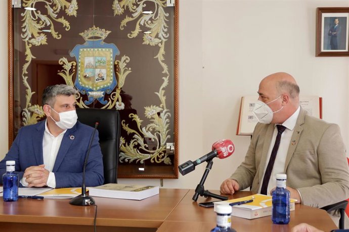 El presidente de la Diputación de Córdoba, Antonio Ruiz (dcha.), en su visita a Villaralto