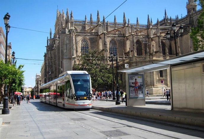 El metrocentro a la altura de la Catedral de Sevilla y el Archivo de Indias, en una imagen de archivo.