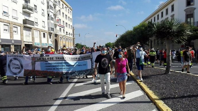 Traajadores de astilleros en manifestación camino de la Sudelegación