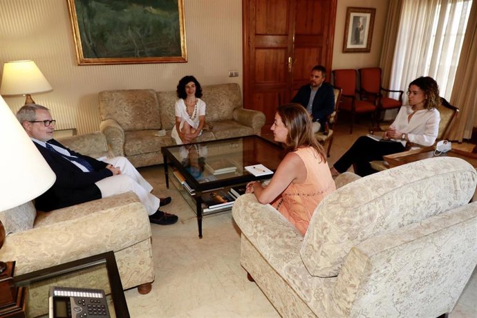 El director de la Representación de la Comisión Europea (CE) en Barcelona para Cataluña y Baleares, Ferran Tarradellas, durante una reunión en Palma con la presidenta del Govern, Francina Armengol