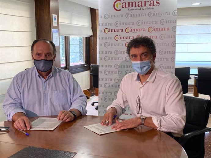 El secretario autonómico de Turisme, Francesc Colomer (d)y el presidente del Consejo de Cámaras de Comercio de la Comunitat Valenciana, José Vicente Morata han firmado hoy un convenio de colaboración entre ambas entidades