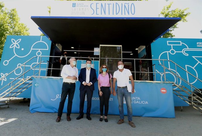 El consenlleiro de Cultura, Román Rodríguez, visita la oficina de la campaña Galicia, destino seguro