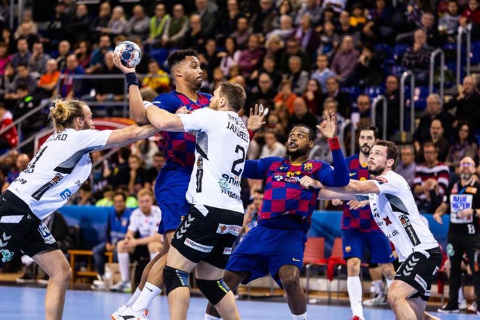 N'guessan intenta lanzar a puerta durante un partido del Bara de balonmano de la Liga de Campeones