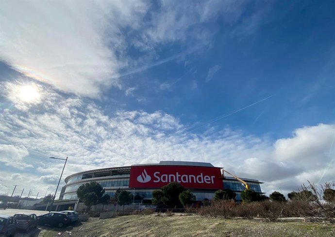 Uno de los edificios de la Ciudad Financiera del Grupo Santander cerca de la localidad madrileña de Boadilla del Monte
