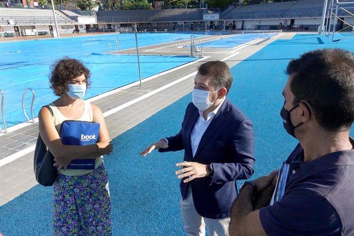 El alcalde de Santa Cruz de Tenerife, José Manuel Bermúdez, y la concejal de Deportes, Alicia Cebrián, visitan la piscina municipal