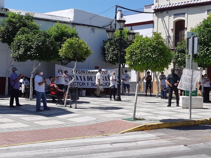 Protesta de los parcelistas del Sector F de Almensilla en el Ayuntamiento