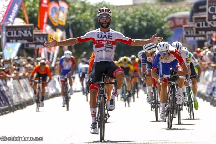 El ciclista colombiano Fernando Gaviria (UAE Team Emirates) gana la segunda etapa de la Vuelta ciclista a Burgos de 2020