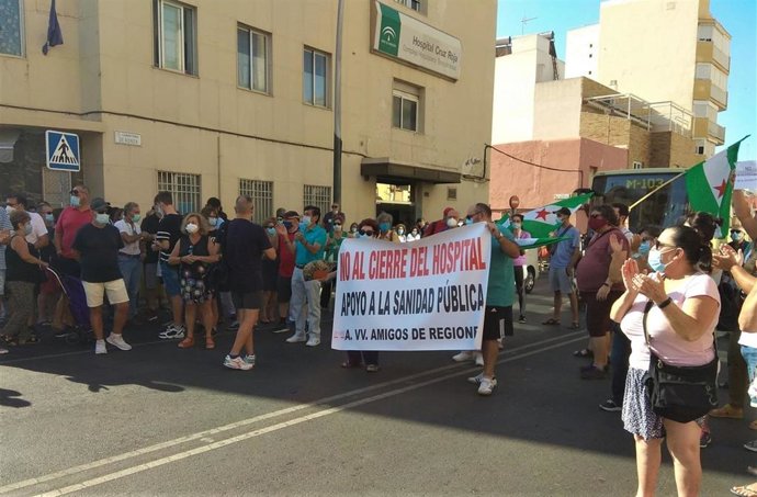 Manifestantes cortan carretera de Ronda en Almería en protesta por el cierre del Hospital de la Cruz Roja