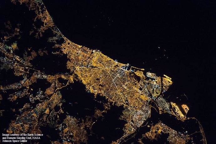 Imagen nocturna de Barcelona desde la Estación Espacial Internacional, cortesía de la NASA. 18 de abril de 2013. Hora: 22:10:46 GMT (hora local 00:10:46) (ISS035-E-23385)
