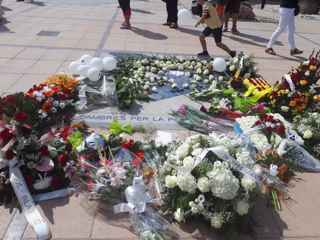 Flores en el Memorial per la Pau en Cambrils (Tarragona) tras el acto de homenaje a víctimas del 17A