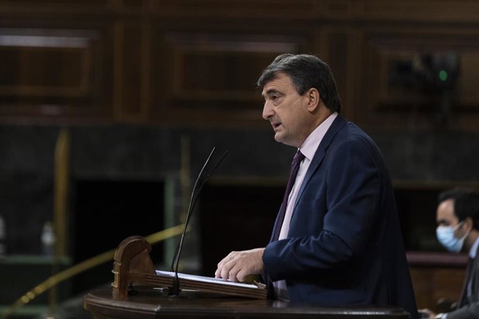 El portavoz del PNV en el Congreso de los Diputados, Aitor Esteban, interviene desde la tribuna en una sesión plenaria en el Congreso