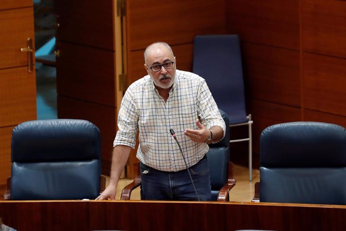 El diputado de Más Madrid, Alejandro Sánchez Pérez, interviene durante el pleno que la Asamblea celebra este jueves centrado en la petición de la Comunidad de Madrid de avanzar a la fase 1 de la desescalada, rechazada en dos ocasiones por el Ministerio 