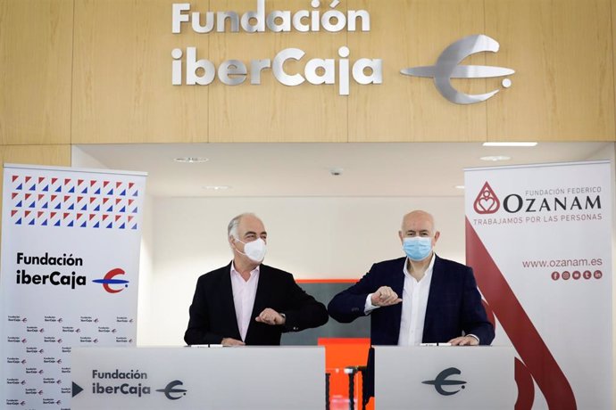 José Luis Rodrigo y Fernando Gáldamez durante la firma de un convenio