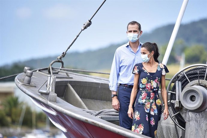 Los Reyes de España Don Felipe y Doña Letizia, visitan una embarcación en el Puerto de Santoña, Cantabria (España).