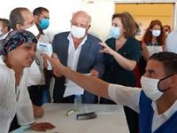 Aguirre señala que la Junta de Andalucía está "confinando y atendiendo" a los migrantes que llegan contagiados