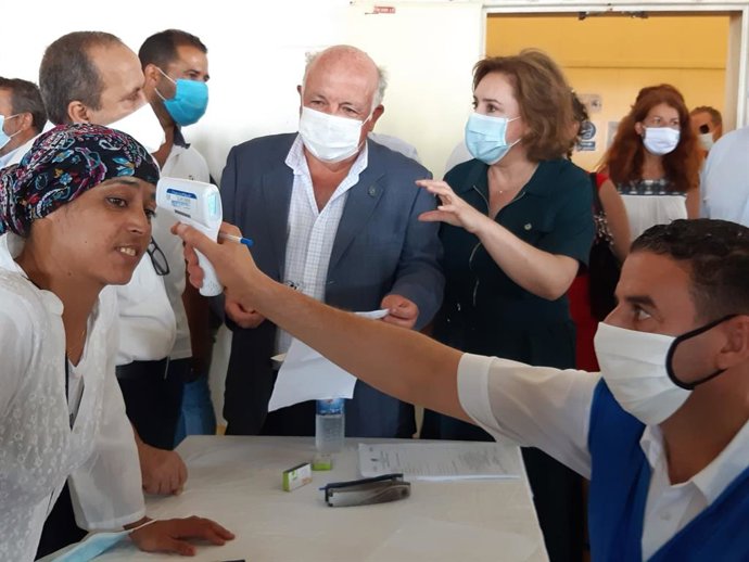 El consejero de Salud, Jesús Aguirre, juntao a la delegada del Gobierno, Sandra García, en la despedida a las últimas temporeras marroquíes que han partido este marte desde Huelva.