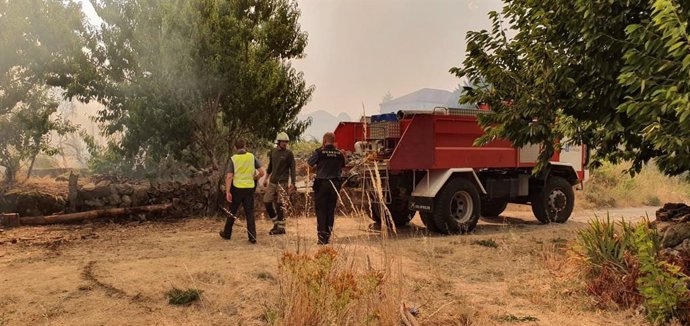 Incendio que obliga a desalojar casas en Monterrei