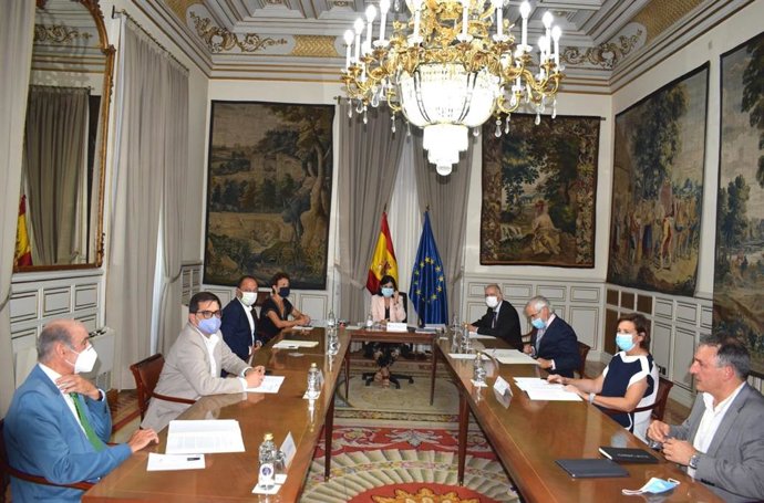 La ministra de Política Territorial y Función Pública, Carolina Darias, preside una reunión para reactivar el Pacto Antitransfuguismo