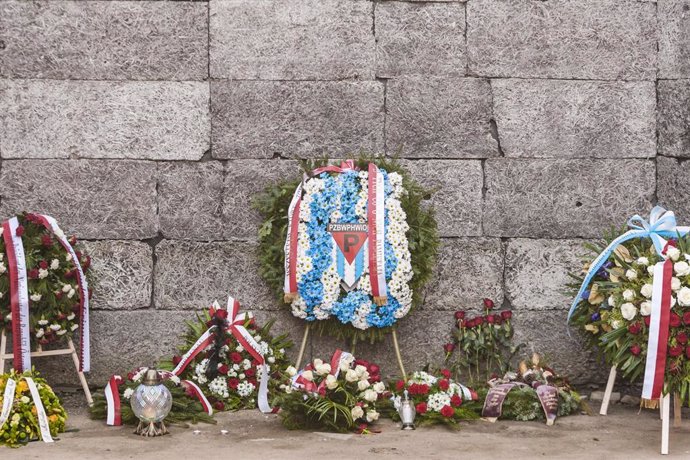 Un tributo floral en Auschwitz. 