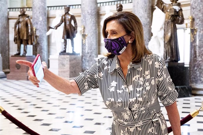 La presidenta de la Cámara de Representantes de Estados Unidos, Nancy Pelosi, con mascarilla. 