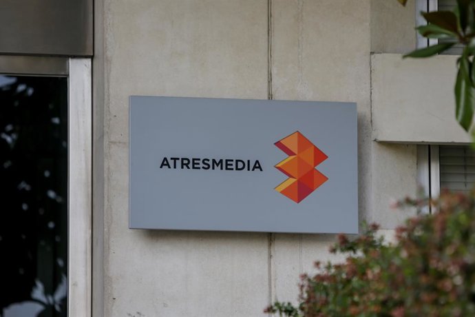 Letras y logo de Atresmedia en la entrada al edificio de la sede del grupo de comunicación Atresmedia en San Sebastián de los Reyes, en Madrid (España) a 10 de febrero de 2020.