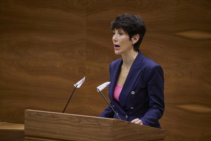 La consejera de Economía y Hacienda de Navarra, Elma Saiz, durante su intervención en un pleno del Parlamento de Navarra.