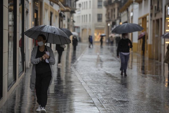 La calle Velázquez durante la alerta amarilla por tormentas en Sevilla, (Andalucía, España), a 14 de mayo de 2020.