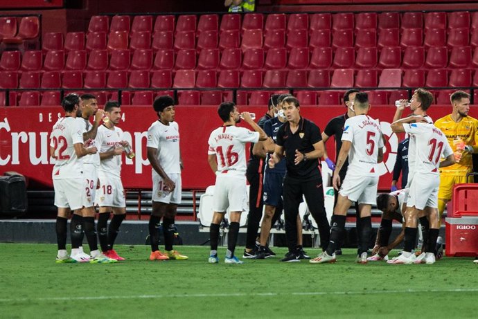 Julen Lopetegui habla con sus jugadores durante una pausa de rehidratación