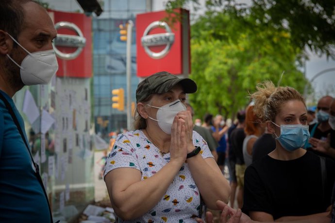Imagen de trabajadores de Nissan protestando delante de instalaciones de la marca en Barcelona. 