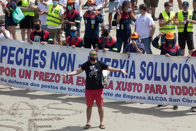 Los trabajadores de Alcoa toman, junto a sus familias, la emblemática playa de As Catedrais, en Ribadeo, Lugo (Galicia), a 26 de julio de 2020. La concentración tiene lugar para pedir a la multinacional norteamericana Alcoa buscar una solución para evitar