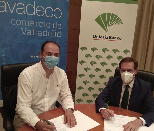 El director de Área Valladolid Centro de Unicaja Banco, Ricardo Cifuentes (derecha), y por el presidente de Avadeco, Alejandro García Pellitero (izquierda), firman el acuerdo.