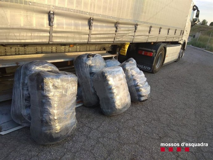 Fardos de marihuana localizados en un camión en Sidamon (Lleida)