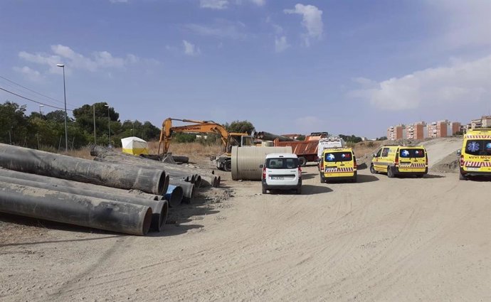 Efectivos del SUMMA 112 en una obra de Valmdemoro donde ha fallecido un trabajador de 64 años tras ser golpeado por una tubería de grandes dimensiones.