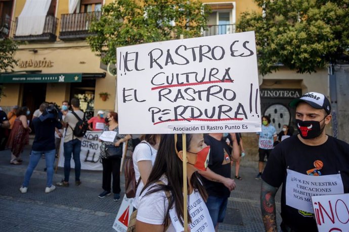 Comerciantes de El Rastro madrileño sostienen pancartas durante la manifestación en la Plaza del Cascorro por tercer domingo consecutivo.