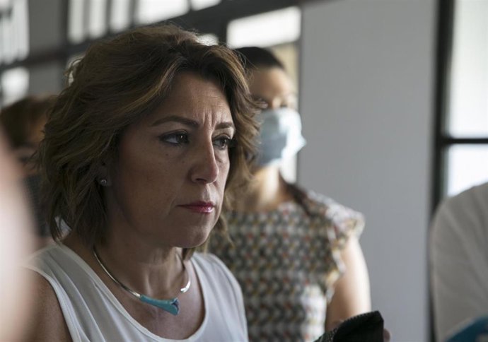 La secretaria general del PSOE-A, Susana Díaz, atiende a los medios de comunicación antes de reunirse con representantes de colectivos que trabajan por la infancia. En el Parlamento de Andalucía, (Sevilla, Andalucía, España), a 24 de julio de 2020.
