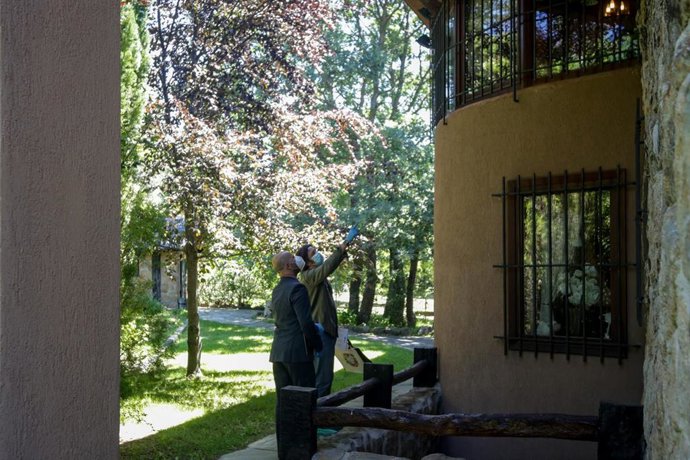 Un comercial de la Inmobiliaria Gilmar en la localidad madrileña de Boadilla del Monte (Glorieta Virgen María, 7,) muestra a un cliente un chalet disponible en Navacerrada..