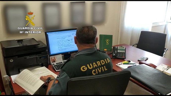 Un agente de la Guardia Civil dedicado a la investigación telemática.