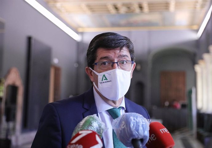 El portavoz de Ciudadanos (Cs) en Andalucía y vicepresidente del Gobierno andaluz, Juan Marín, atendiendo a los periodistas