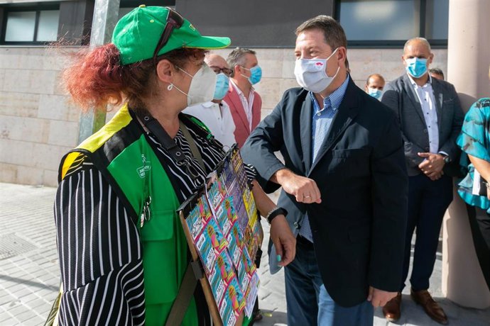 El presidente de C-LM, Emiliano García-Page, saluda a una vendedora de lotería en Yuncos.
