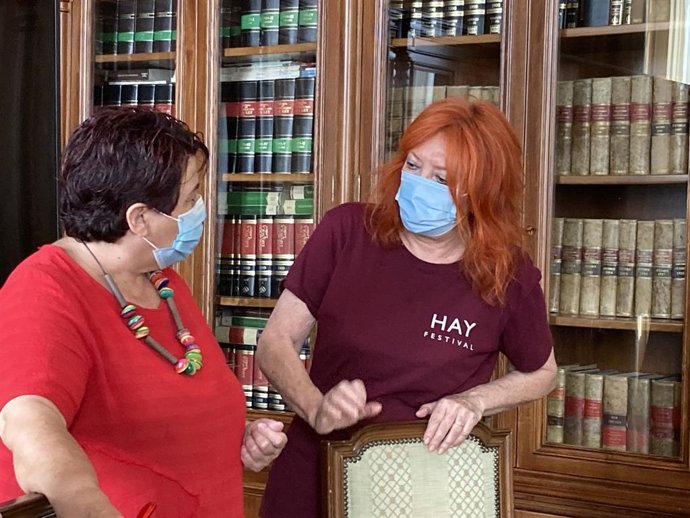 La alcaldesa Clara Luquero junto a la directora del Hay Festival Sheila Cremaschi.