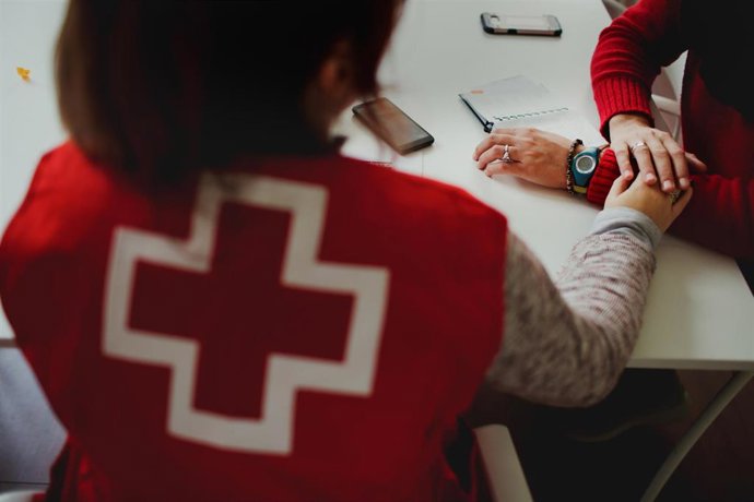 Una voluntaria de Cruz Roja durante una atención