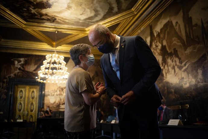 La delegada del Gobierno en Catalunya, Teresa Cunillera, habla con el conceller de Interior de la Generalitat, Miquel Buch, antes de la celebración de la Junta Local de Seguridad de Barcelona en el Ayuntamiento de Barcelona. Archivo.